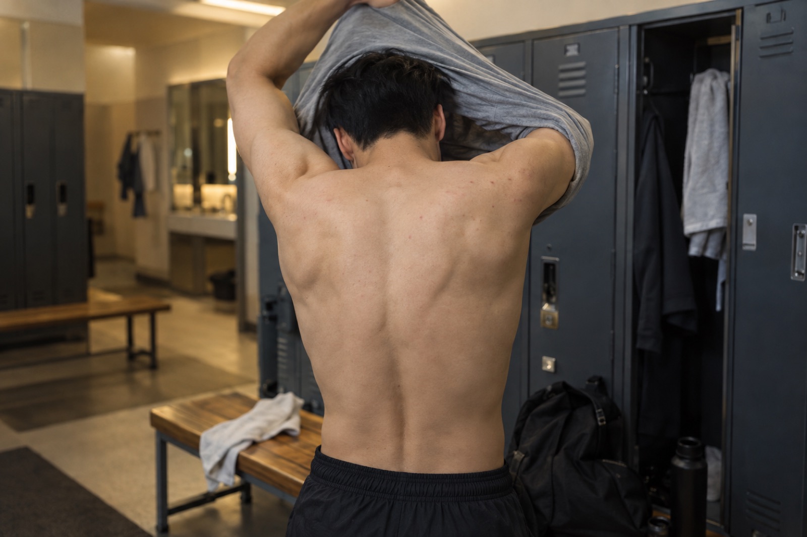 前髪が少しかかったおでこのアップ。眉の上の肌に、小さな肌色の盛り上がりがいくつも見える